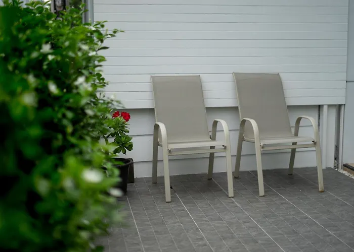 Garden House For 11 Guests Near Safari World With Pool Access