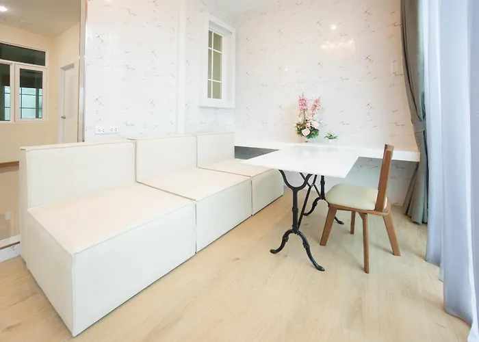 Garden House For 11 Guests Near Safari World With Pool Access