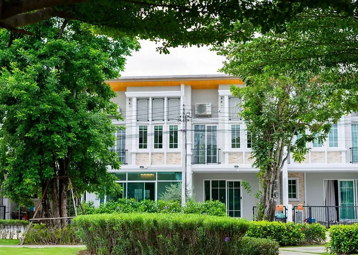 Garden House For 11 Guests Near Safari World With Pool Access